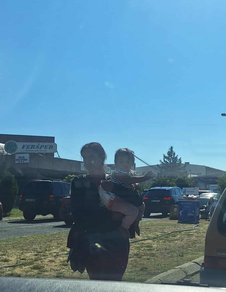 Питачи со деца во рацете ги пречекуваат патниците на влез во Македонија!