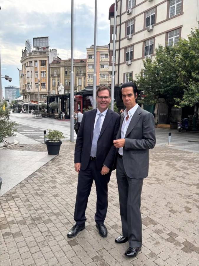 Амбасадорот на Австралија, Трасвел, се сретна со Муцунски, а се пофали со фотографија со Ник Кејв во Скопје