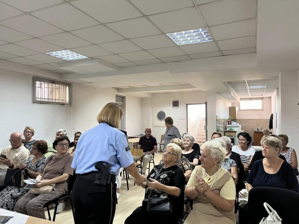 Инспектор ги едуцира постарите лица од Карпош како да се заштитат од измами