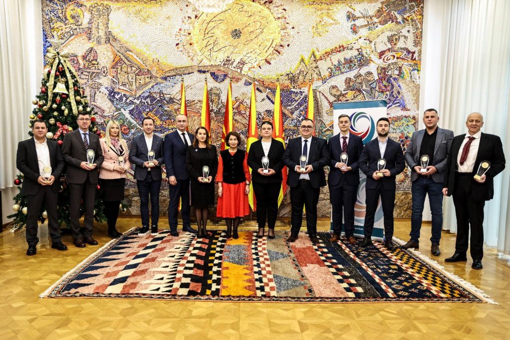 ПРЕТСЕДАТЕЛКАТА ДОДЕЛИ НАГРАДИ НА 11 МАКЕДОНСКИ КОМПАНИИ