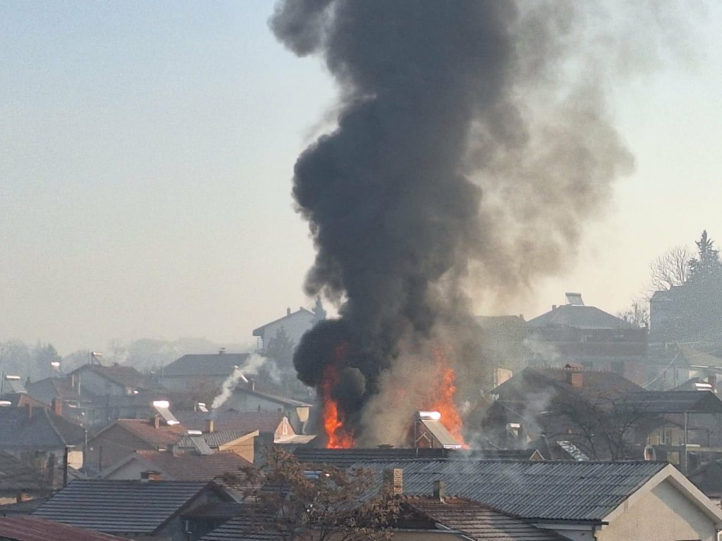 ИЗГОРЕ БРАТСКА КУЌА ВО НЕГОТИНО, ПОЖАРНИКАРИТЕ СПРЕЧИЈА ГОЛЕМА КАТАСТРОФА