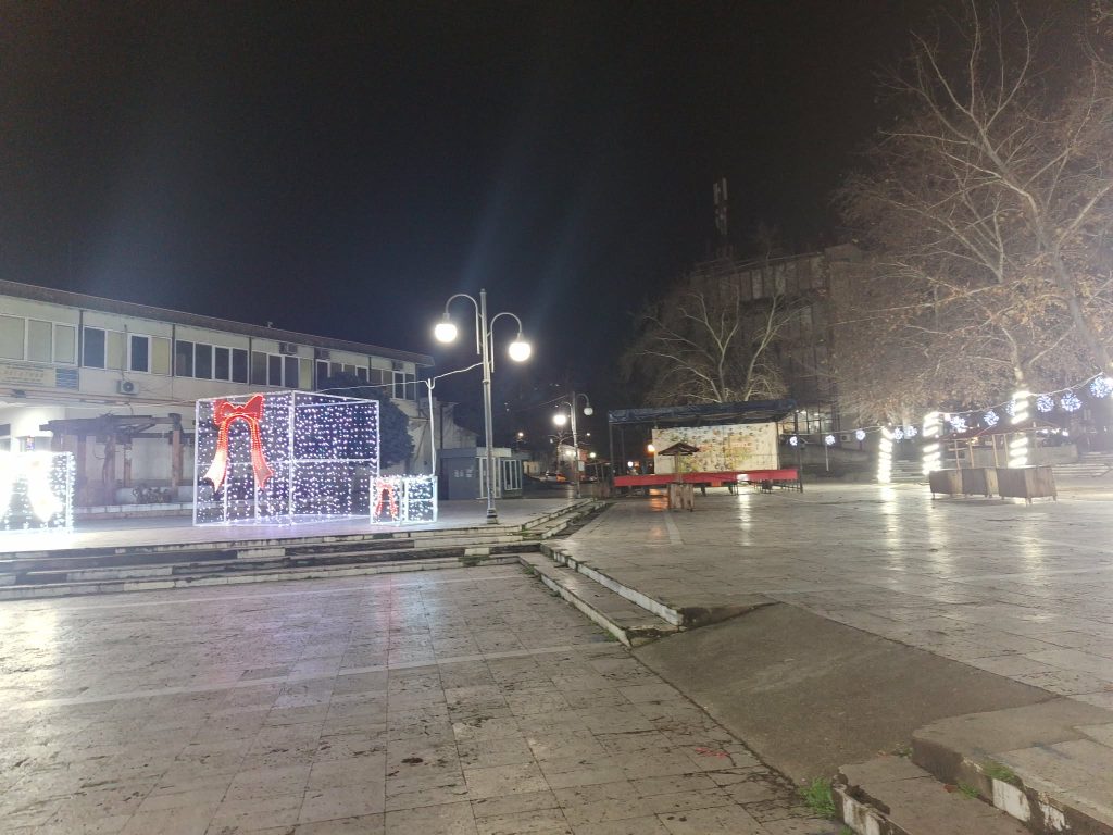 НЕГОТИНО Е ПОДГОТВЕНО ЗА ОРГАНИЗИРАН НОВОГОДИШЕН ДОЧЕК: СЕ ВРАЌА ЧУВСТВОТО НА ПРАЗНИЧНА БЛИСКОСТ!