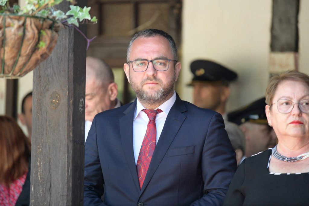 ВОЗЕЈЌИ КОН КАВАДАРЦИ, МИНИСТЕРОТ ТОШКОВСКИ НАПРАВИЛ СООБРАЌАЕН ПРЕКРШОК: НЕМА ПРИВИЛИГИРАНИ, ВАКА ТРЕБА ДА ФУНКЦИОНИРА ДРЖАВАТА!