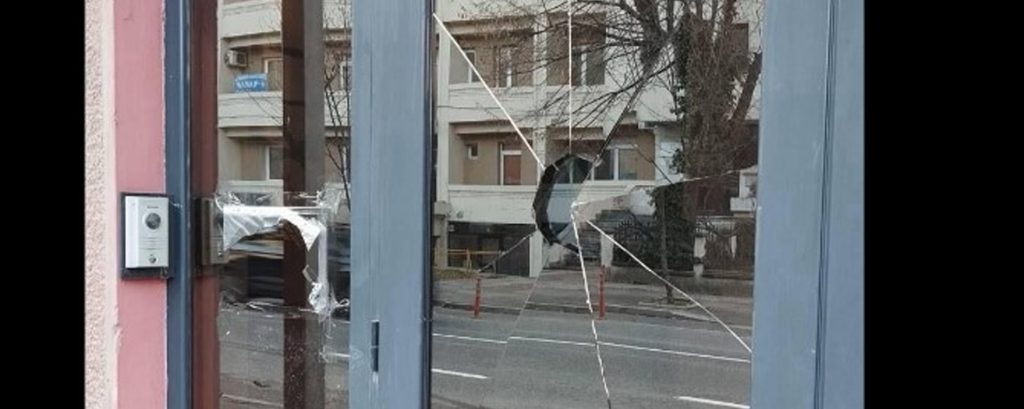 54-ГОДИШЕН СКОПЈАНЕЦ ГО СКРШИЛ СТАКЛОТО НА ВРАТАТА НА БУГАРСКАТА АМБАСАДА