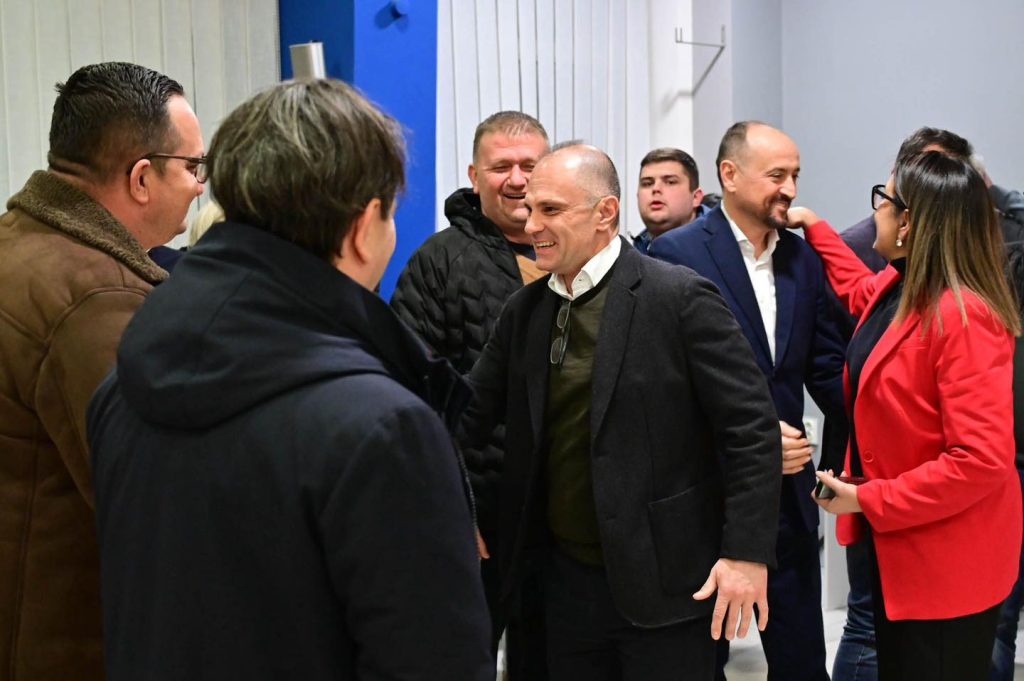 ФИЛИПЧЕ НЕ СЕ ПОВЛЕКУВА ОД ЛИДЕРСКАТА ФУНКЦИЈА И ТВРДИ ДЕКА СДСМ ОСТАНУВАЛА ЦЕЛОСНО ОБЕДИНЕТА, А ПРАТЕНИЧКАТА ГРУПА БИЛА СИНХРОНИЗИРАНА