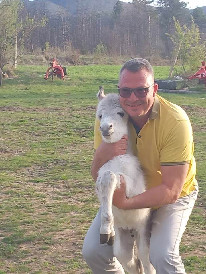 КИРО ГО ОСТАВИ ЖИВОТОТ ВО ШВАЈЦАРИЈА И ОТВОРИ ФАРМА ЗА МАГАРИЊА ВО РОДНОТО СЕЛО: МИ СЕ ОСТВАРИ СОНОТ, НЕ СЕ ВРАЌАМ НАЗАД ВО СТРАНСТВО!