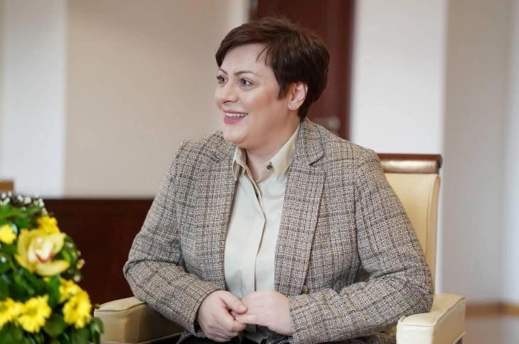 МИНИСТЕРКАТА ДИМИТРИЕСКА – КОЧОСКА НАЈАВИ БАНКРОТ НА ЕВРОПА И ВРАЌАЊЕ НА ИСЕЛЕНИЦИТЕ!
