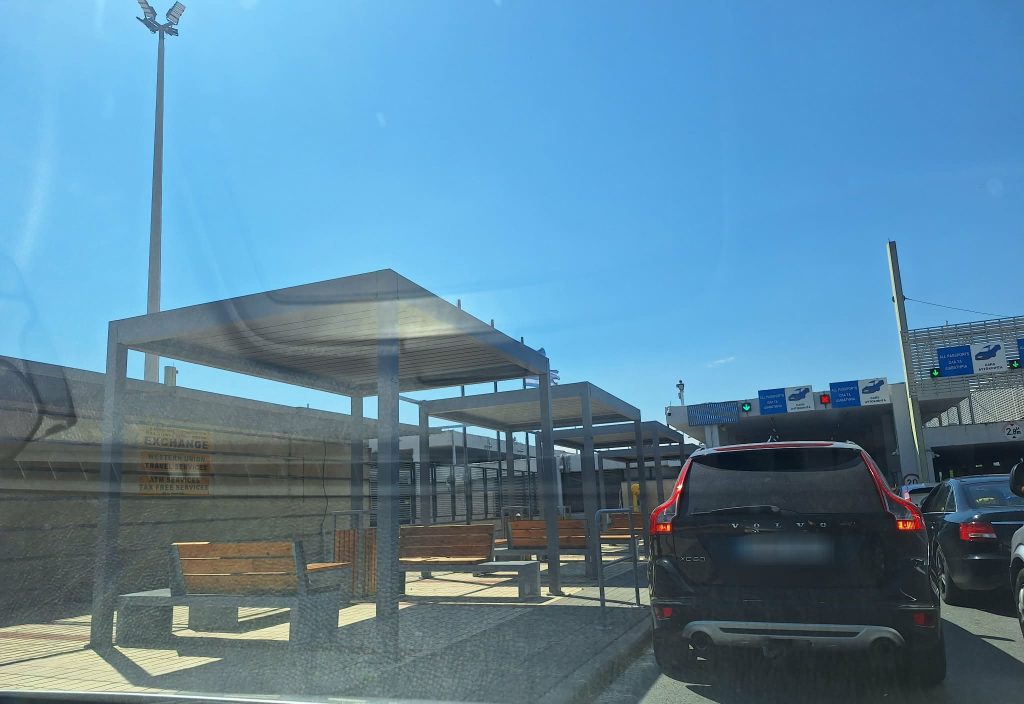 ГРЦИТЕ ПОСТАВИЈА ЛЕТНИКОВЦИ НА ЕВЗОНИ, ЗА ПОУДОБНО ЧЕКАЊЕ НА ГРАНИЦАТА!