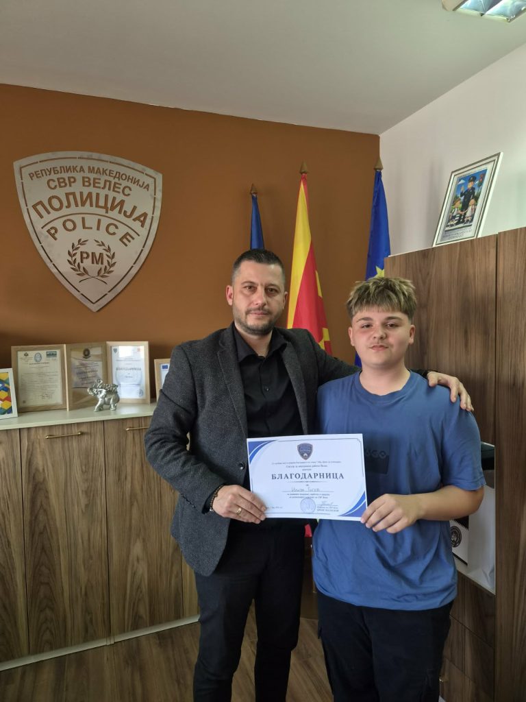 СВР ВЕЛЕС ДОДЕЛИ БЛАГОДАРНИЦИ НА МЛАДИОТ ХЕРОЈ ИЛИЈА ГИГОВ И ПОЛИЦАЕЦОТ РИСТЕ АПОЧОВ