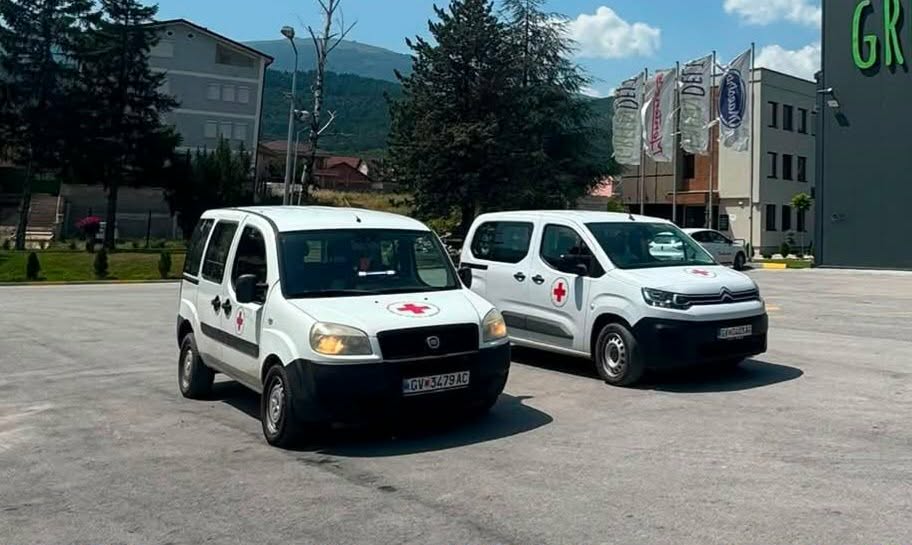 ВОЛОНТЕР НА ЦРВЕН КРСТ УКРАЛ СЛУЖБЕНО ВОЗИЛО, ПА УДРИЛ ВО ПОВЕЌЕ ПАРКИРАНИ АВТОМОБИЛИ