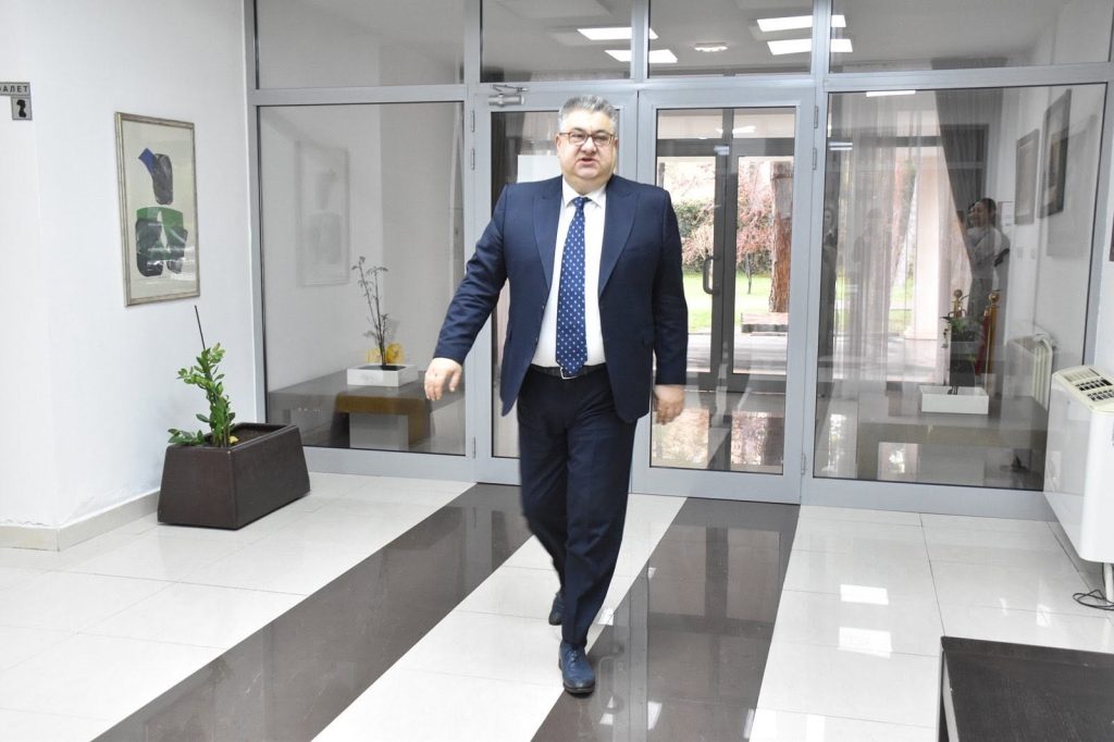 ЗГОЛЕМУВАЊЕ НА ПЛАТИТЕ ВО АДМИНИСТРАЦИЈАТА – МИНЧЕВ ГИ НАЈАВИ РЕФОРМИТЕ ВО ЈАВНИОТ СЕКТОР