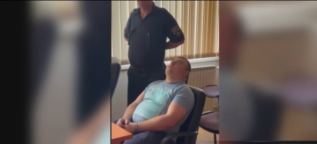 ОБВИНЕТИОТ СЕРИСКИ УБИЕЦ НА ЖЕНИ ГЛЕДА ВО ПЛАФОН И СЕ ЛУЛА НА СТОЛ, НЕ САКА ДА КОМУНИЦИРА СО СУДОТ!