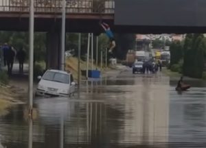 Момче прави акробации и скока од мост по невремето во Скопје