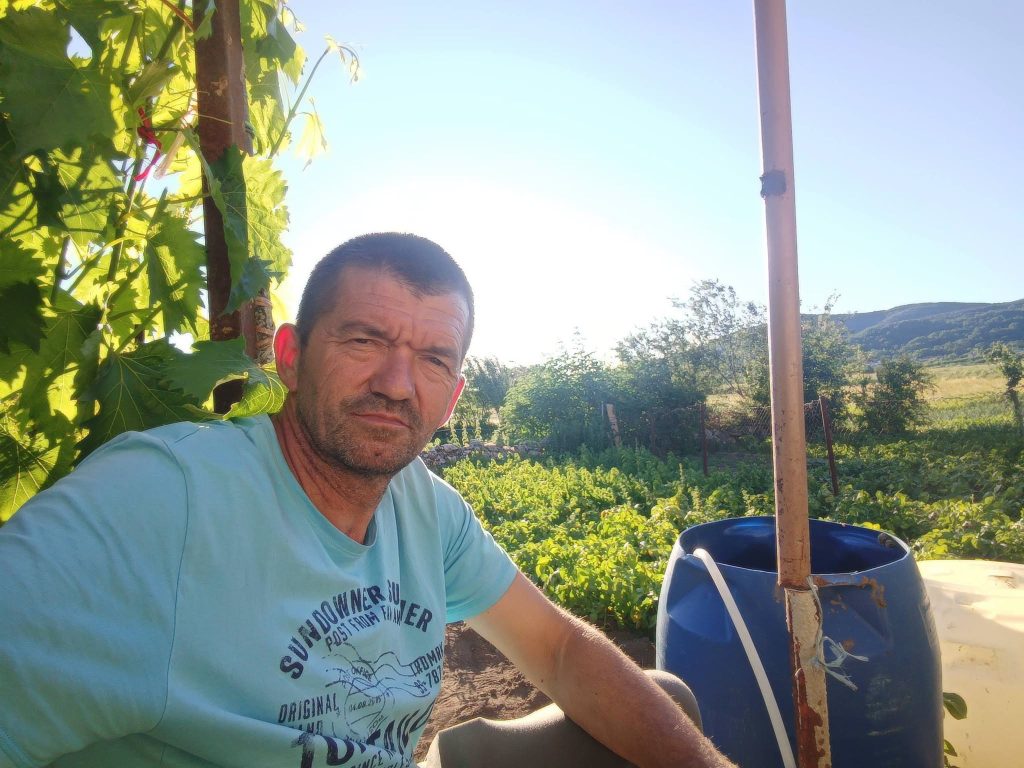 НЕМА АВТОМОБИЛ, ПА СО АВТОБУС НОСИ ХРАНА ЗА СИРОМАШНИТЕ: НЕВЕРОЈАТНАТА ПРИКАЗНА НА ЗДРАВКО